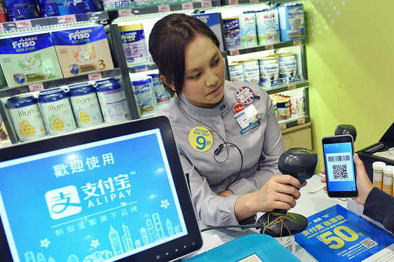 Alipay использует мобильное приложение, которое при оплате сканирует QR-код
