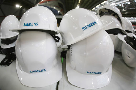 Siemens принадлежит 45,72% в электротехнической компании «Интеравтоматика», еще 36,94% владеет ОАО ВТИ, и 17,34% - «Технопромэкспорт»