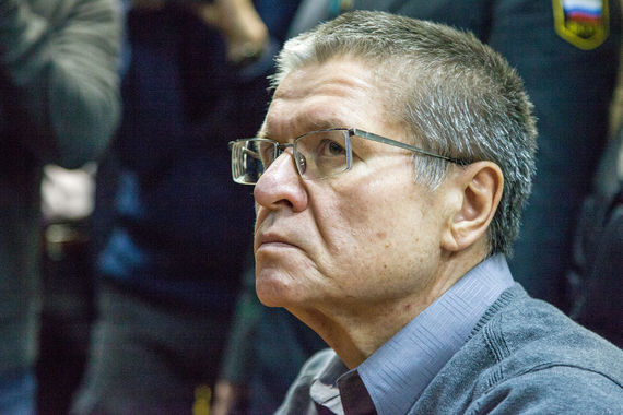 Гособвинение считает вину Улюкаева в получении взятки в $2 млн полностью доказанной. Для него требуют 10 лет колонии строгого режима со штрафом в 500 млн руб. — в пятикратном размере суммы взятки