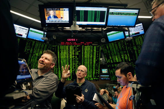 Комиссия по срочной биржевой торговле США (CFTC) разрешила Cboe (на фото), а также чикагской бирже CME Group начать торги фьючерсами на биткойн 1 декабря, сообщала WSJ