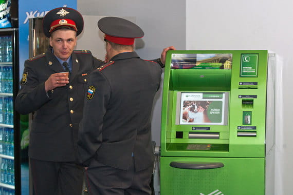 Россияне впервые стали снимать меньше наличных с карт
