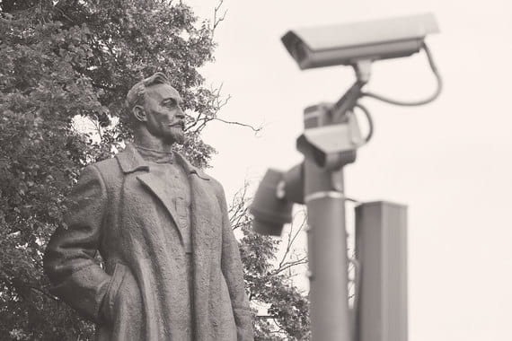 Смена поколений неотвратима, и она рождает надежду, что в один прекрасный день сегодняшние юбиляры отринут постыдный культ Дзержинского, перестанут именоваться «чекистами» и превратятся наконец в нормальные спецслужбы нормального государства