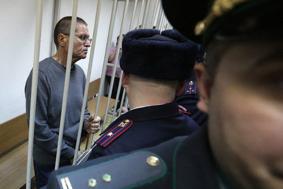 Суд постановил заключить экс-министра под стражу