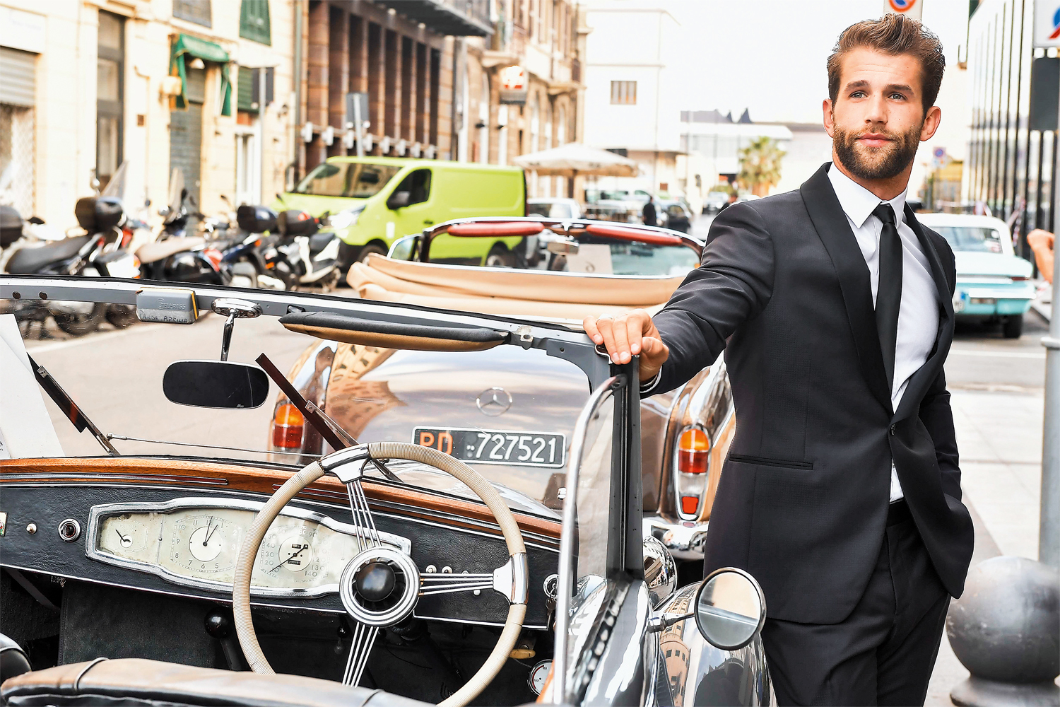 В рекламной кампании аромата Riflesso от Trussardi снялся немецкий манекенщик Андре Хаманн