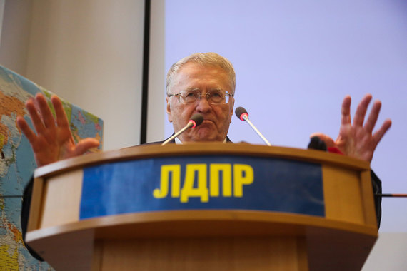 Лидер ЛДПР считает, что те, кому сейчас живется хорошо и все их устраивает, выберут «кремлевского кандидата», а граждане, недовольные своей жизнью и отсутствием благополучия, должны будут проголосовать за ЛДПР