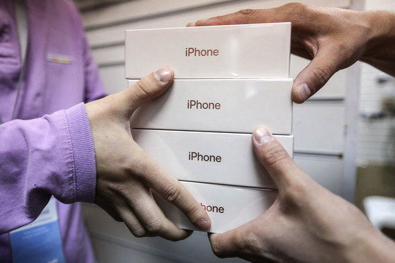 В комментарии Apple, который приводит портал, компания признала, что действительно замедляет работу старых Phone, но делает это для продления их службы
