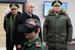 Также Путин ознакомился с Центром игровых форм обучения для обучения слушателей практике принятия решений в условиях различной оперативной обстановки. На фото очки виртуальной реальности (VR-очки)