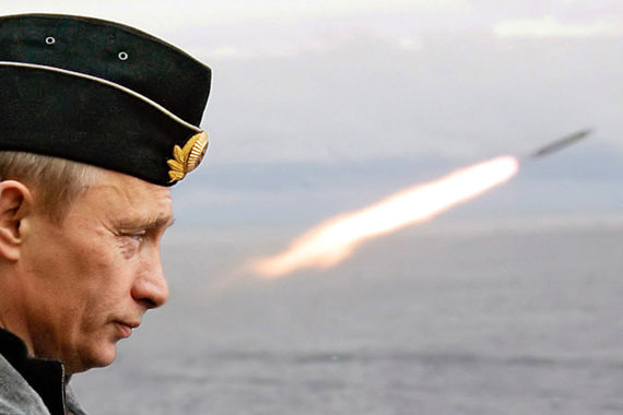 «Мы опираемся на нашу миролюбивую внешнюю политику», — сказал Путин, уточнив, что «говорит без иронии». Архивный кадр