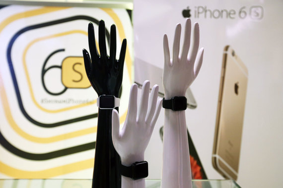 «Ведомостям» пресс-офис Apple сообщил, что функция снижения производительности процессора появилась на iPhone 6, 6s и iPhone SE в прошлом году