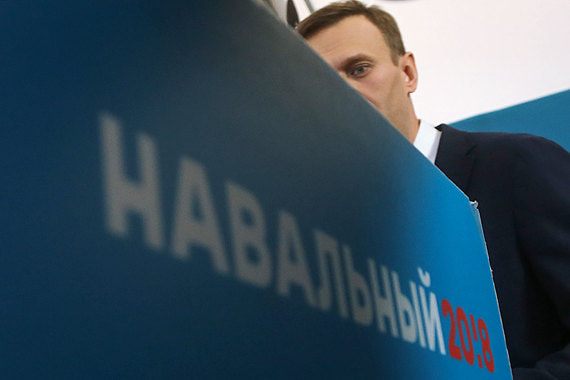 Выступая перед собравшимися в Москве, Навальный заявил, что идет на выборы ради победы и будет призывать к бойкоту выборов, если его не зарегистрируют