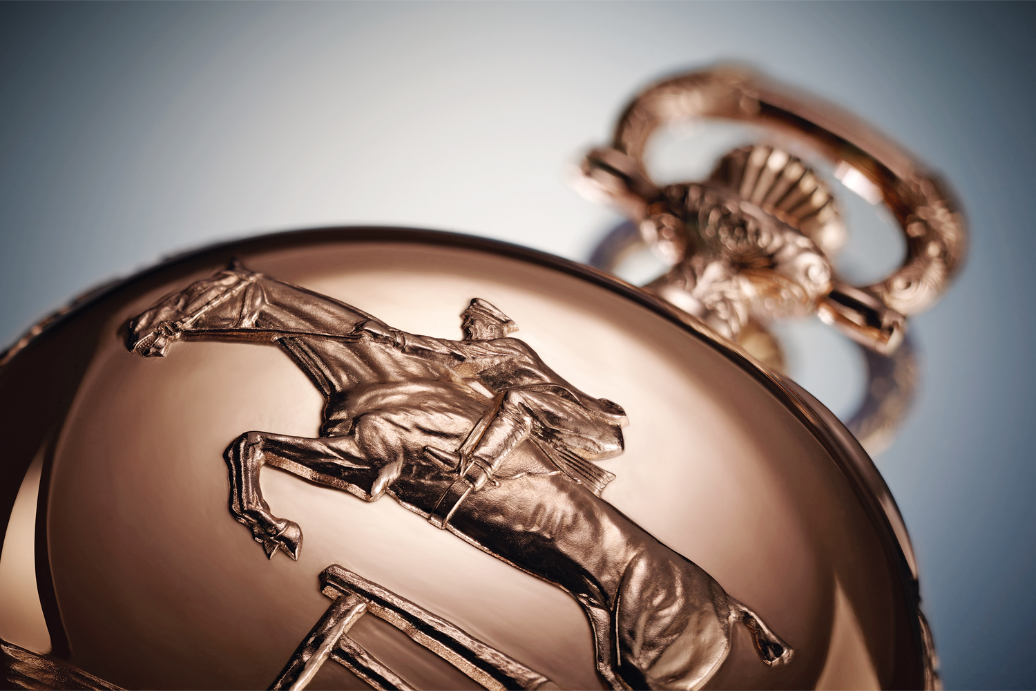 Конные пробеги, конкур и скачки давно являются неотъемлемой частью образа Longines, поэтому всадник на лошади становится сюжетом карманных часов, а в бренде существует отдельная коллекция Equestrian