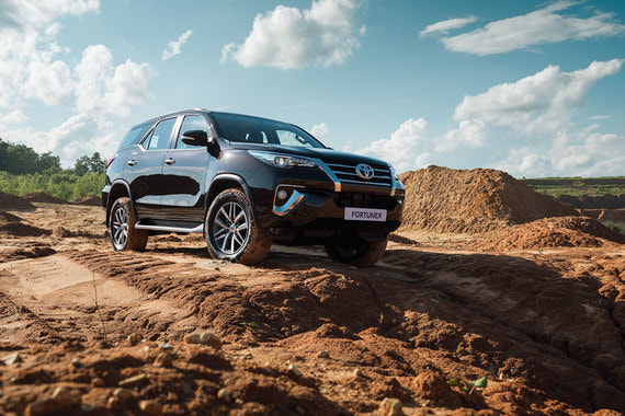 Базовые технические параметры Toyota Fortuner – рама, дизель, неразрезной задний мост, блокировки дифференциала, клиренс 225 мм – заставляют воспринимать его прежде всего как истинный внедорожник
