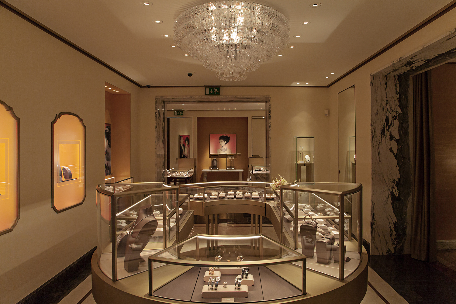 Бутик занимает площадь 95 кв.м. Интерьер вдохновлен эстетикой Рима