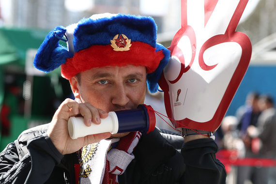 По словам Савельева, «Аэрофлот» перевезет
всех российских болельщиков в любой город по сети маршрутов компании,
где будет проходить чемпионат мира, за пять рублей в одну сторону