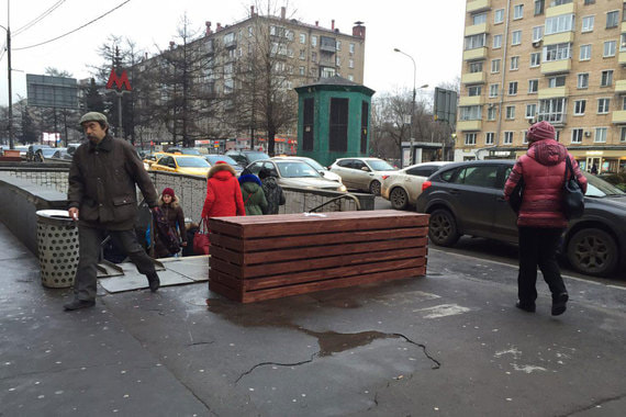 Власти Москвы объяснили появление бетонных блоков у входов в метро