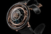 Новинка MB&F часы Horological Machine N 7 – HM7 Aquapod задумана как «часы-медуза». Как и тело медузы, корпус Aquapod сконструирован по принципу круговой симметрии. Верхняя часть медузы напоминает зонт или купол, поэтому Aquapod венчает "парящий" турбийон, который трансформирует энергию, получаемую от ротора, в индикацию времени. Сам ротор внешне напоминает щупальца медузы. Также, как и большинство медуз, часы HM7 светятся в темноте, причем свечение исходит не только из индикаторов часов и минут, но и из механизма, по окружности, освещая таким образом турбийон, а также по контуру ротора в обрамлении «щупалец»