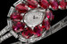 Вечерние часы Trait d’éclat watch посвящены одной из самых важных тем дома Cartier - рубинам. Главное украшение новинки - 15 мозамбикских рубинов общим весом 24,93 карата, которые дополняют бриллианты разной огранки. Часы в корпусе из белого золота с ручным подзаводом оснащены калибром 101