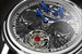 Часы Speake-Marin Piccadilly Crazy Skulls за 388 800 франков оснащены 60-секундным турбийоном, минутным репетиром и автоматоном: при активации репетира черепа разъезжаются и становится виден турбийон (как на фото)