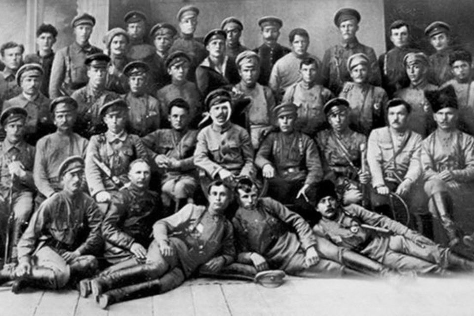 Командир 25-й стрелковой дивизии Василий Чапаев (в центре), раненный в голову под Уфой 8 июня 1919 года, и комиссар дивизии Дмитрий Фурманов (слева) среди командиров и политработников дивизии