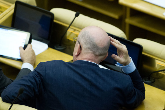 После выборов в сентябре парламентская оппозиция почти в 2 раза уменьшила свое представительство (кроме фракции ЛДПР) и многие известные депутаты не смогли получить мандат