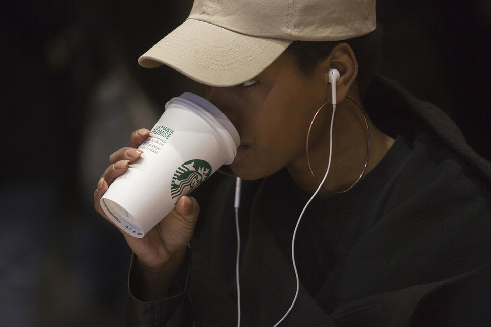 Starbucks в ближайшие пять лет примет на работу 10 000 беженцев в 75 странах, где работают ее кофейни