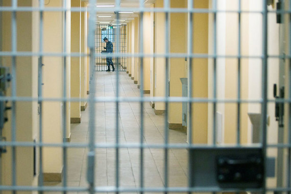 Бывший мэр оспаривает нормы в той части, в которой они позволяют судам не восстанавливать нарушение прав осужденного в связи с незаконным содержанием его под стражей