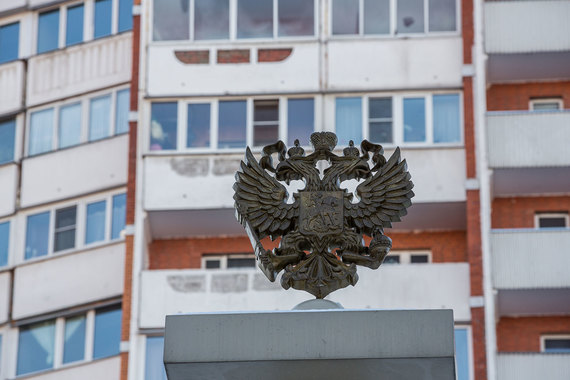 Сейчас прокуроры вправе рассчитывать только на служебное жилье, которое впоследствии может быть передано в их собственность по решению генпрокурора