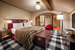 В отеле 53 номера, на фото - номер категории Deluxe Junior Suites, стоимость проживания в котором в период с 1 по 14 февраля составляет 2300 евро в сутки, указано на сайте oetkercollection.com