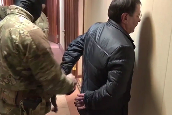 По словам представителя СКР Светланы Петренко, расследуется уголовное дело о хищении денег, выделенных из бюджета Дагестана на реализацию социальных программ (на фото задержание Шамиля Исаева)