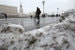 В то же время в столице ликвидируют последствия снегопада, улицы очищают от снега