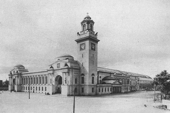 Первое здание тогда еще Брянского вокзала было построено в 1899 г. Москвичи тут же стали над ним потешаться, потому что оно представляло собой деревянное одноэтажное сооружение длиной почти 100 м. Название «Брянский» вокзал сохранил до 1934 г. В честь столетия Бородинской битвы в 1912 году было решено построить новый вокзал