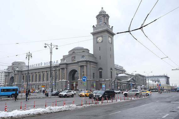Первое здание тогда еще Брянского вокзала было построено в 1899 г. Москвичи тут же стали над ним потешаться, потому что оно представляло собой деревянное одноэтажное сооружение длиной почти 100 м. Название «Брянский» вокзал сохранил до 1934 г. В честь столетия Бородинской битвы в 1912 году было решено построить новый вокзал