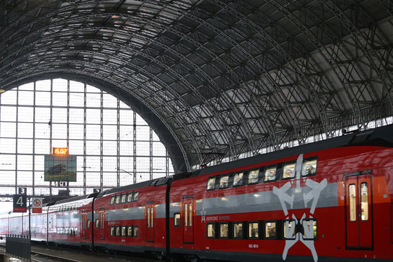 В 2003—2004 гг. дебаркадер был перестроен по упрощенному проекту: 27 клепаных стальных шуховских арок перекрытий заменены сварными. Оригинальных осталось только четыре (архивный кадр из журнала «Наука и жизнь», № 4, 1968 г.)