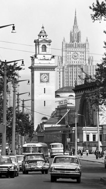 Часы на башне Киевского вокзала расположены на высоте 55 м, что сопоставимо с высотой жилой шестнадцатиэтажки, и весят более тонны. Длина минутной стрелки – 1,7 м. Они заводятся при помощи трехсоткилограммовых чугунных гирь. Москвичи прозвали башню Киевского вокзала московским Биг-Беном (архивное фото 1978 г.)