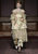 Дефиле Simone Rocha прошло в особняке Goldsmiths' Hall. Его интерьер подчеркнул коллекцию, темой которой стало барокко – дизайнер марки Симон Роша создала одежду с воланами, оборками, пышными рукавами, атласными лентами и бантами