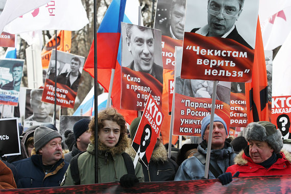 Участники шествия несли флаги политических партий, российские триколоры, портреты Немцова, транспаранты