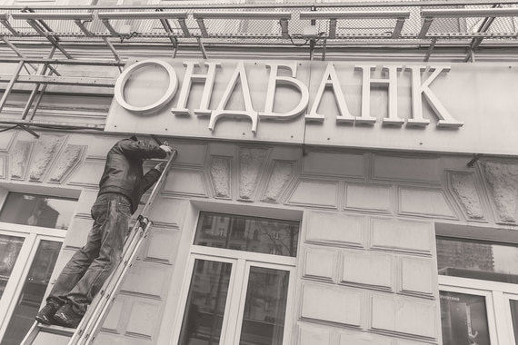 АСВ требует от удачливых вкладчиков возвращения денег, которые те смогли забрать из банков накануне их банкротства