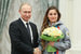 Владимир Путин и бронзовый призер по лыжным гонкам Юлия Белорукова