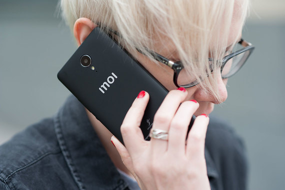 Телефон внешне не отличается от дешевых китайских собратьев на Android