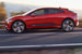 По габаритам I-Pace относится к среднеразмерным SUV (длина — 4682 мм, ширина — 1895 мм, высота — 1565 мм, колесная база — 2990 мм). Но благодаря отсутствию двигателя внутреннего сгорания салон смещен вперед и внутреннее пространство получилось значительно больше аналогов в классе. «Электромобили открывают перед дизайнерами больше свободы, и мы должны это использовать», - говорил про разработку концепта I-Pace директор по дизайну Jaguar Ян Каллум