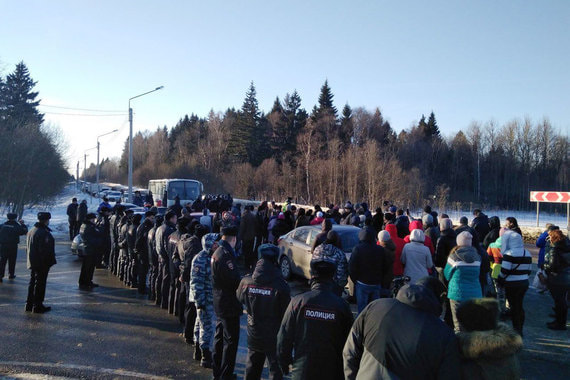 По словам местного жителя, полицейских было больше, чем самих протестующих