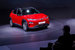 Электрический кроссовер Hyundai Kona EV начнет продаваться на европейском рынке летом 2018 г. Субкомпактная модель будет предлагаться с двумя версиями аккумуляторов - на 300 или 470 км пробега без подзарядки. Мощность электромотора 204 л. с. От бензиновой версии, которая продается в Европе с прошлого года, электрокроссовер будет отличаться глухой решеткой радиатора