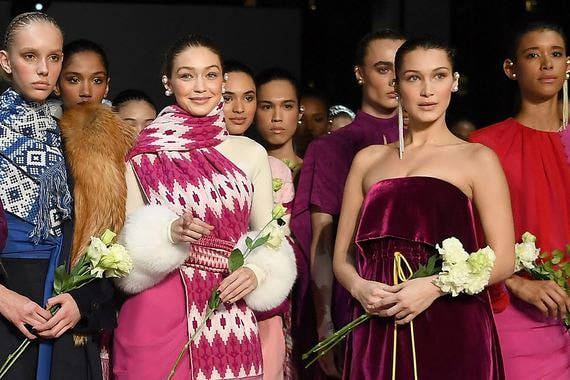 Модели Джиджи и Белла Хадид (в центре) в финале показа Prabal Gurung
