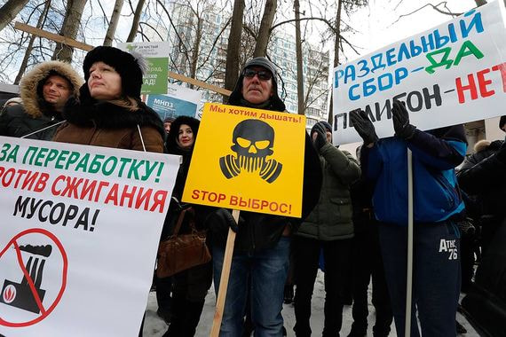 Жители Подмосковья активно протестуют против строительства мусоросжигательных заводов и требуют закрыть свалки, которые работают с нарушениями
