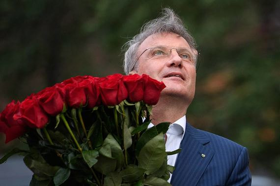 Президент Сбербанка Герман Греф благодарит клиентов