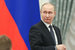 Президент России Владимир Путин спит по шесть часов. По его словам, его рабочий день может продолжаться больше 16 часов, сообщало "РИА Новости". Путин отметил, что график напряженный, однако ему нравится то, что он делает
