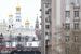 Дом расположен напротив Кремля. По первоначальному проекту дом должен был быть розоватого цвета, с отделкой из мраморной крошки розового цвета, которая должна была гармонировать с Кремлем. Но рядом находилась котельная, из трубы которой постоянно шел черный дым. И в угоду практичности внешние стены дома решено было сделать серыми