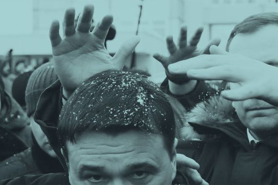 Ответы Воробьева на заданные ему острые вопросы горожан, видимо, не устроили, поэтому они забросали главного областного начальника снежками под крики «Позор!» и «В отставку!»
