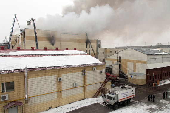 Пожар в торгово-развлекательном комплексе в Кемерове