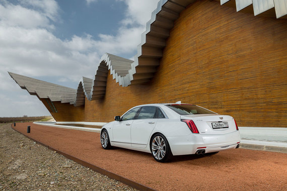 Буквально All eyes on you, как гласит слоган Cadillac CT6. «Все смотрят»